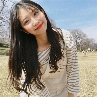 正在喝饮料的女生头像图片
