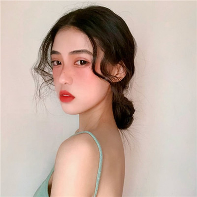 正在喝饮料的女生头像图片