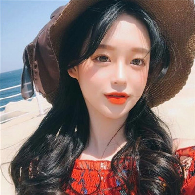 正在喝饮料的女生头像图片