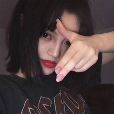 正在喝饮料的女生头像图片