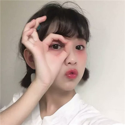 正在喝饮料的女生头像图片