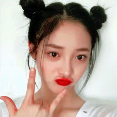 正在喝饮料的女生头像图片