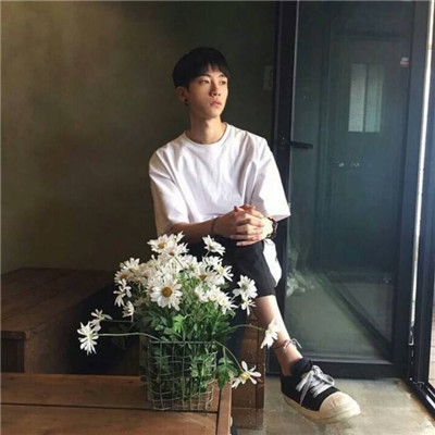 超好看男生翘着二郎腿的qq头像图片