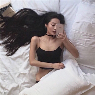 qq女生头像剪刀手戴帽图片