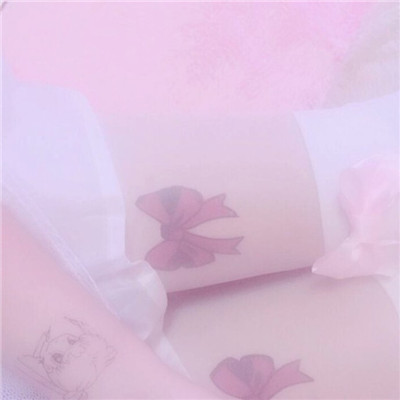 盘腿拿手机的女生头像图片