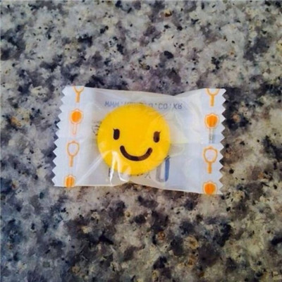 盘腿拿手机的女生头像图片