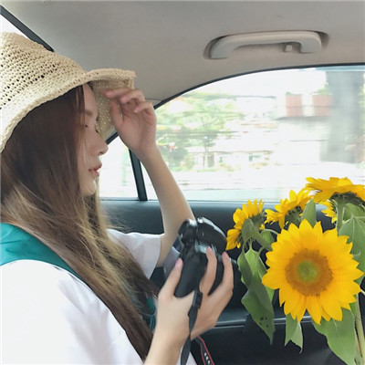 白衣女生手捧鲜花头像图片