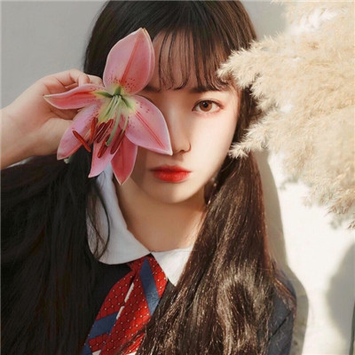 白衣女生手捧鲜花头像图片