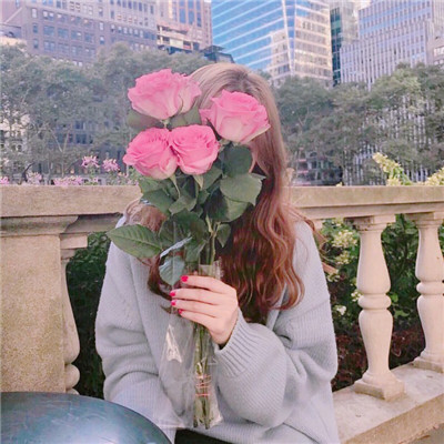 白衣女生手捧鲜花头像图片