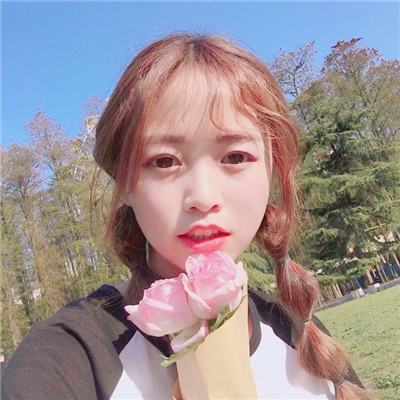 白衣女生手捧鲜花头像图片