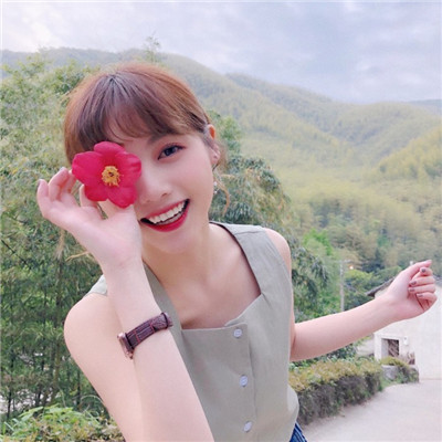 白衣女生手捧鲜花头像图片