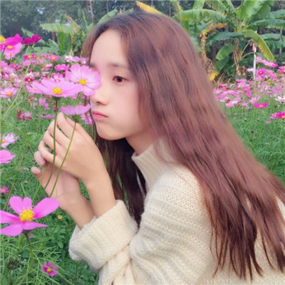白衣女生手捧鲜花头像图片