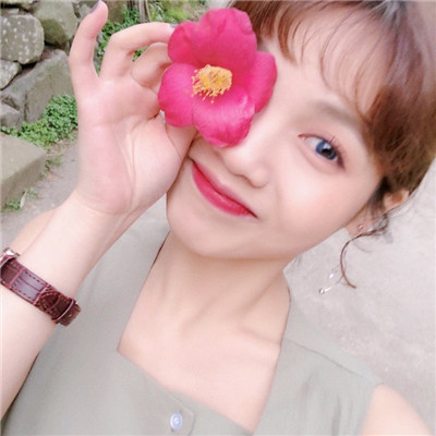 白衣女生手捧鲜花头像图片