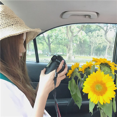 白衣女生手捧鲜花头像图片
