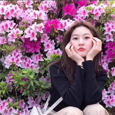 白衣女生手捧鲜花头像图片