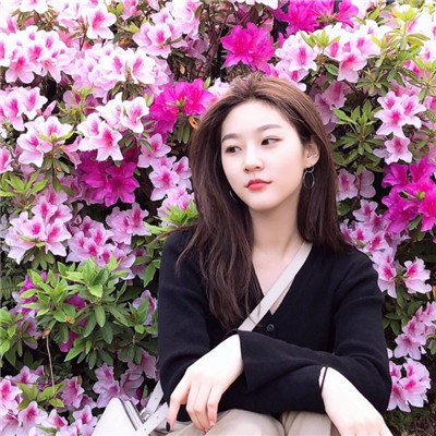 白衣女生手捧鲜花头像图片