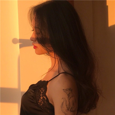 qq头像女生黑白坐地