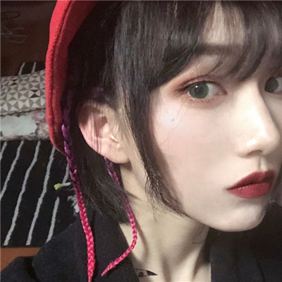 qq头像女生黑白坐地图片