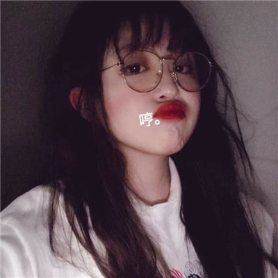 qq头像女生黑白坐地图片