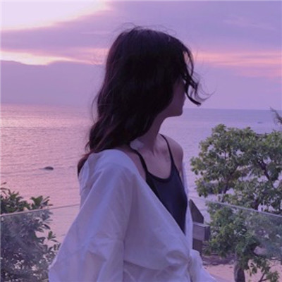 qq头像女生黑白坐地图片