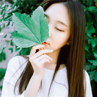 qq女生头像半边脸黑白图片
