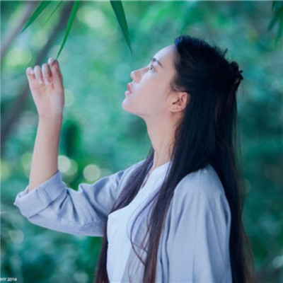 qq女生头像半边脸黑白图片