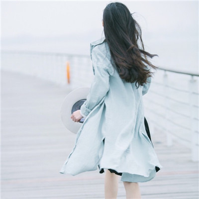 qq女生头像半边脸黑白图片