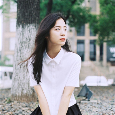 qq女生头像半边脸黑白图片