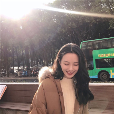 白色衬衫头像女生头像图片