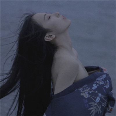 qq头像女生侧脸喝水图片