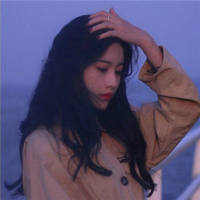qq头像女生侧脸喝水图片