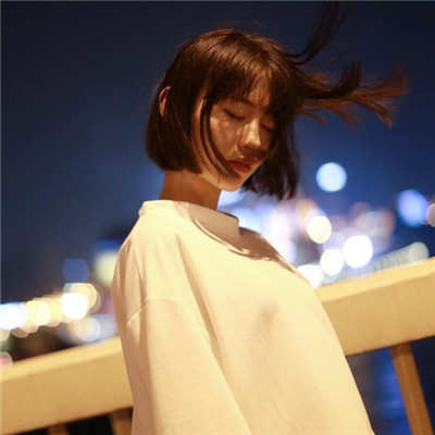 qq头像女生侧脸喝水图片