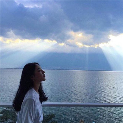女生拿手机的霸气头像图片
