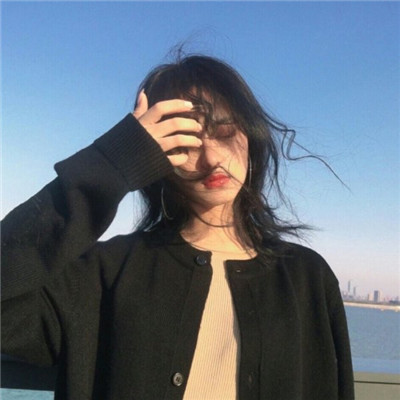 女生拿手机的霸气头像图片