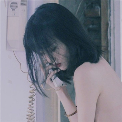 女生拿手机的霸气头像图片
