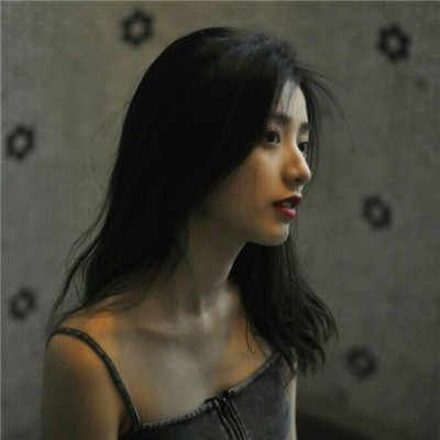 女生拿手机的霸气头像图片