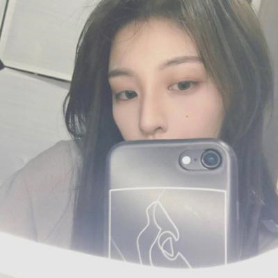 拿着手机拍照遮脸的女生头像		