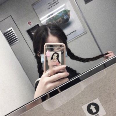拿着手机拍照遮脸的女生头像		