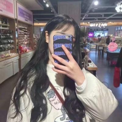 拿着手机拍照遮脸的女生头像		