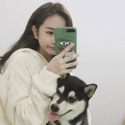 拿着手机拍照遮脸的女生头像		