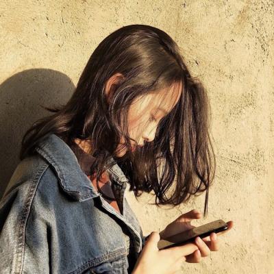 拿着手机拍照遮脸的女生头像		