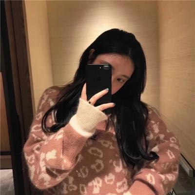 拿着手机拍照遮脸的女生头像		