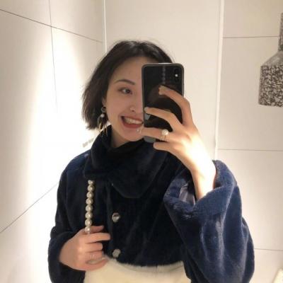 拿着手机拍照遮脸的女生头像		