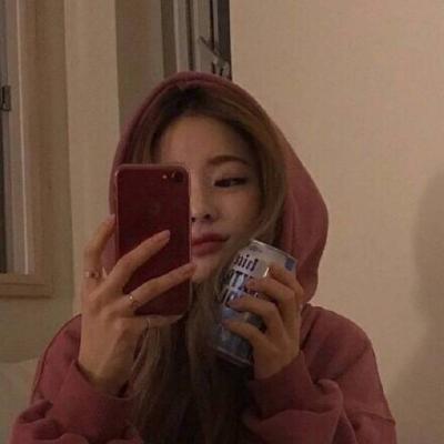 拿着手机拍照遮脸的女生头像		