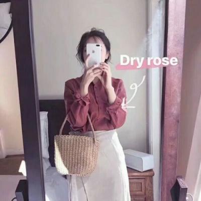 拿着手机拍照遮脸的女生头像		