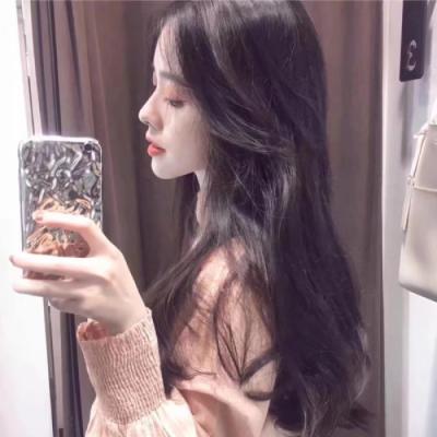 拿着手机拍照遮脸的女生头像		