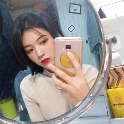 拿着手机拍照遮脸的女生头像		