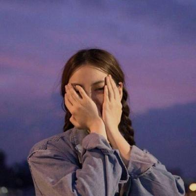 拿着手机拍照遮脸的女生头像		