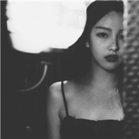 孤独寂寞黑白女生头像