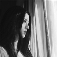 孤独寂寞黑白女生头像